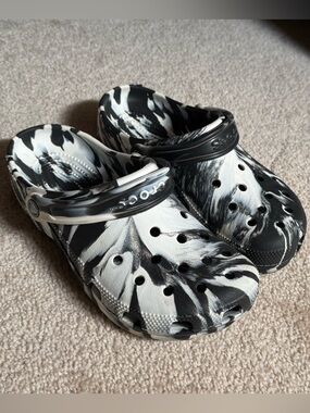 Black & White Marbled Crocs Clogs - Women’s 8 / Men’s 6